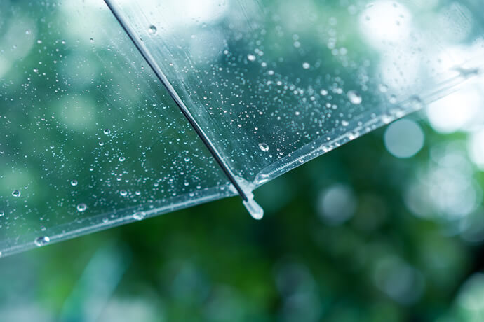 梅雨におすすめのアウターをご紹介する特集ページです。