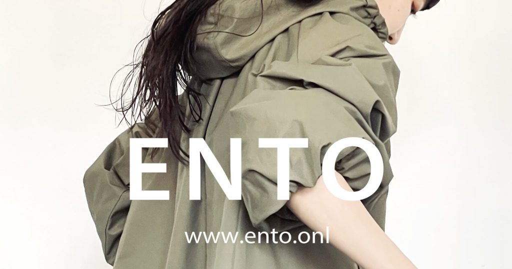 ENTO(エント)2021年春夏レディースブランド、カーキカラーフード付きフレアーブルゾン。