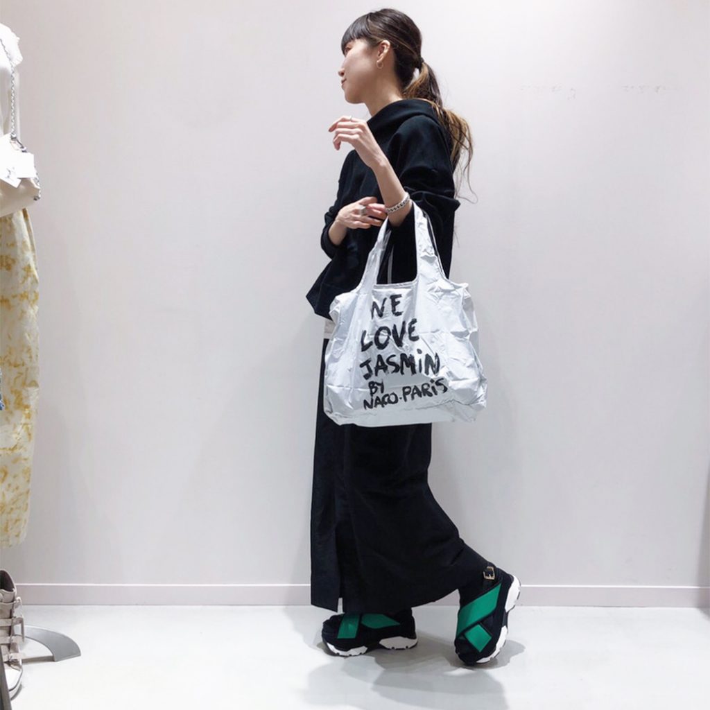 ENTOディレクターユカのブラックコーデに、NACOPARISエコバッグ。ちょっとしっとりした、うるさくないシャリ感が、ほど良くスポーティーな雰囲気を出してくれて、エコバッグといえどお買い物以外の普段使いにもいいかんじ。