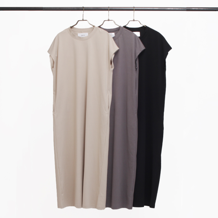 2021年春夏ENTO(エント)バッククロスジャンパースカートは、ベージュ・チャコール・ブラックの3色展開。