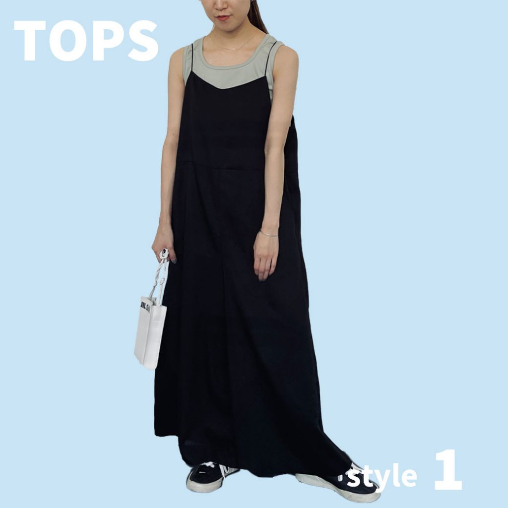 ミントカラーのタンクトップをブラックカラーのキャミサロペットに合わせてさり気ないアクセントに。今回ご紹介するタンクトップは前後どちらでも着られるようにネックにこだわったタンクトップで、スクエアネックとヘンリーネックの2WAY仕様。