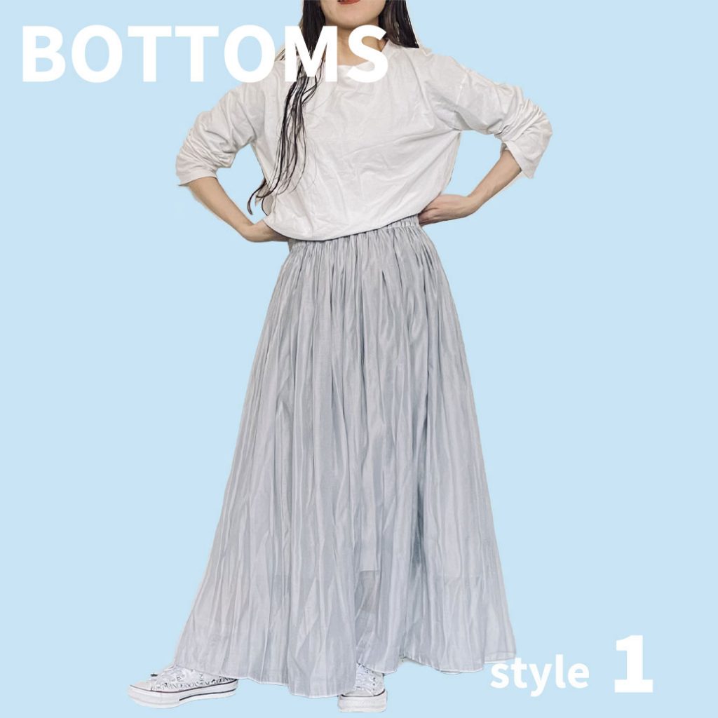  アイスブルー×ホワイト合わせで淡いブルーコーデに仕上げた大人のきれいめカジュアルスタイル。軽くて優しい生地感と、ほどよい柔らかさが特徴のオーガンジープリーツスカート。裏地との長さに差がついているので、より動きと軽やかさがでてコーデを華やかに仕上げてくれます。