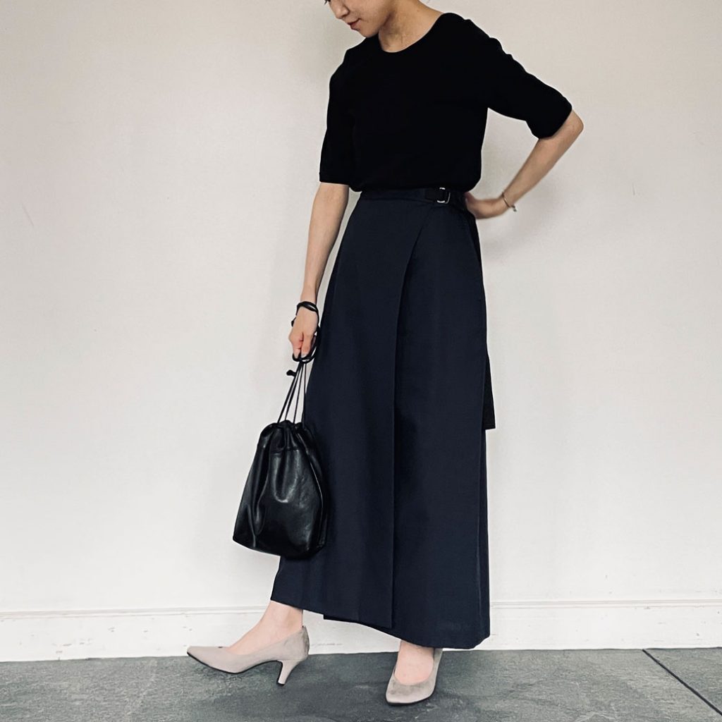 ブラック×ネイビー合わせのきれいめカラーで全体的にまとめたオフィスカジュアルコーデ。足元はグレージュ合わせで軽やかに、更に素足で履くことで抜け感をプラス。