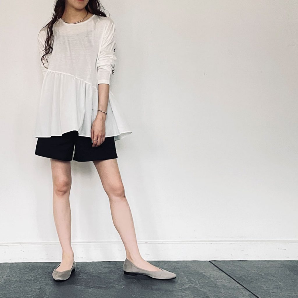 ペプラムデザインが可愛いトップスにボトムスはショート丈のパンツを合わせて大人可愛いコーデに。トップスにはボリュームがあるデザインを選んだので、足元は素足でパンプスを履いて全体的にすっきりまとめて◎パンツを仕事用に変えるとオフィスコーデとしてもお使いいただけるオススメのコーデ合わせです♪