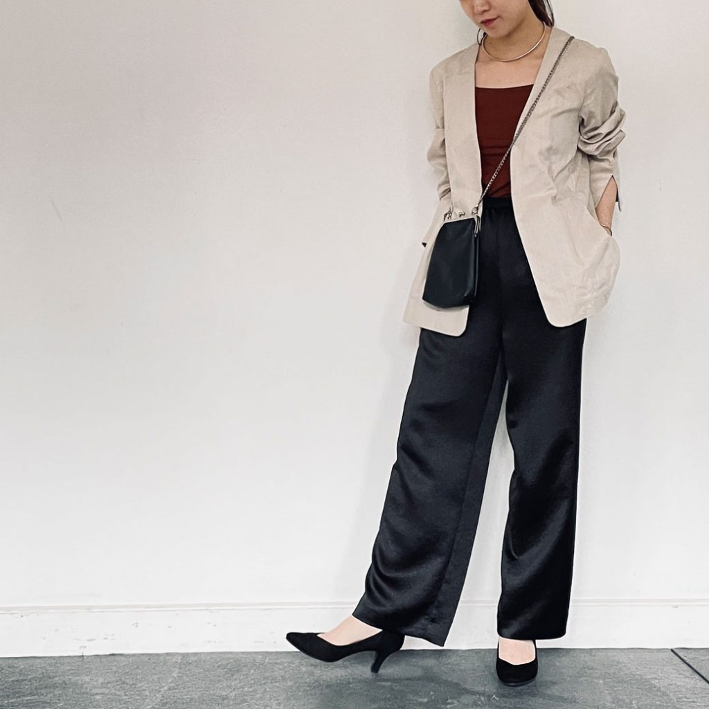 綿麻素材のノーカラージャケットにサテン素材のワイドパンツを合わせた異素材コーデ。インナーにさりげなくブラウンカラーを入れることで、コーデを華やかな印象に。ジャケットにパンツ合わせと素肌感が少ないコーデには、素足でパンプスを履くことで抜け感をプラスして◎夏素材を取り入れながらもきちんと感のあるオフィスコーデに仕上げました。