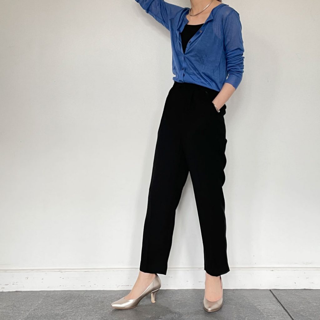 インナーとトップスはブラックでまとめ、ポイントでブルーカーディガンを取り入れて◎足元はシルバーパンプスを合わせることでかっこよく決めた大人のきれいめコーディネート。シルバーパンプスでもスムース素材のものを取り入れることで、全体的に落ち着いた印象になり通勤靴や普段靴としても大活躍してくれます!ぜひパンプスを選ぶ際に素材にも注目して取り入れてみてくださいね。