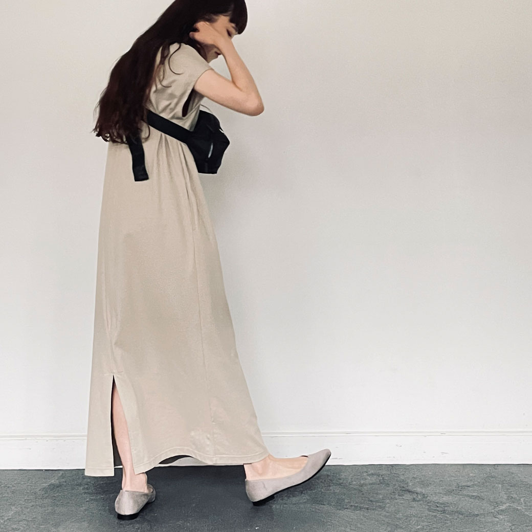 ゆるっと可愛いワンピースにパンプス合わせでこなれ感アップ!カットソーワンピースをきれいめカジュアルに合わせる時は、足元で印象を変えるのがオススメ◎