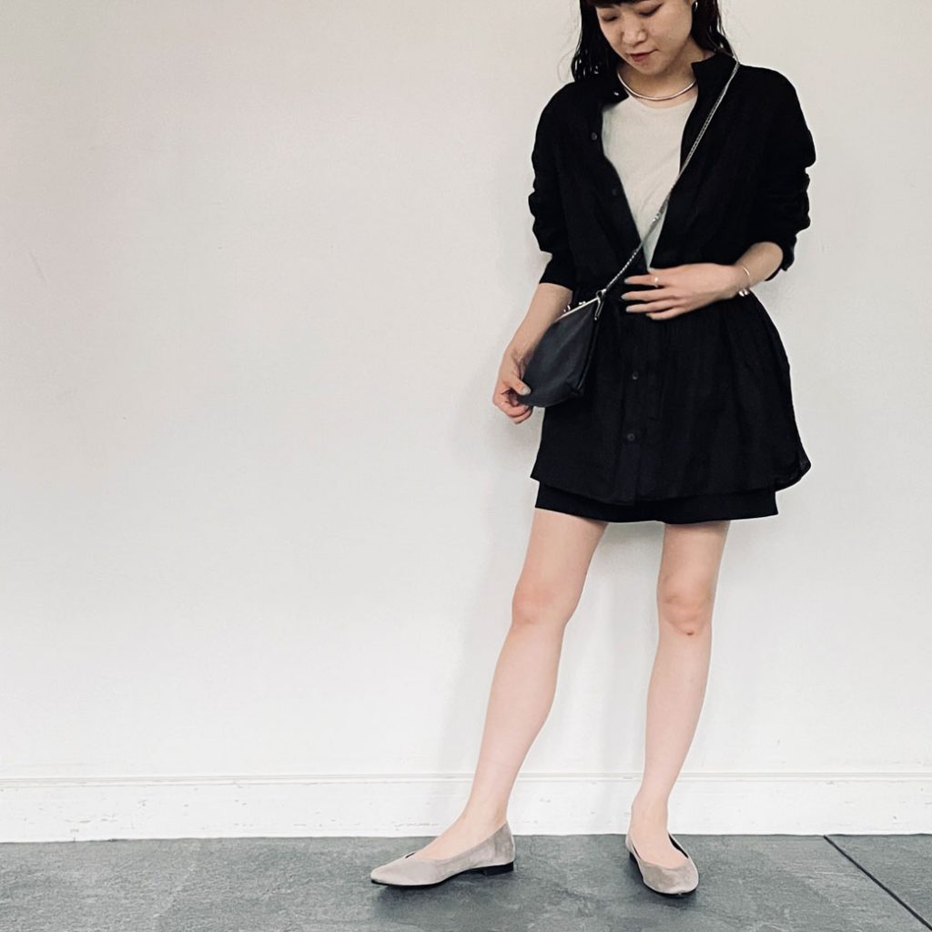 ブラック×ベージュでコーデにメリハリをつけた大人可愛いコーディネート。足元は素肌を多く見せ、羽織りはリネン素材のものを選んだりと涼し気な印象に仕上げてみました。フラットシューズでも全体的にコンパクトにまとめたコーデなのですっきり細見えしてくれます。