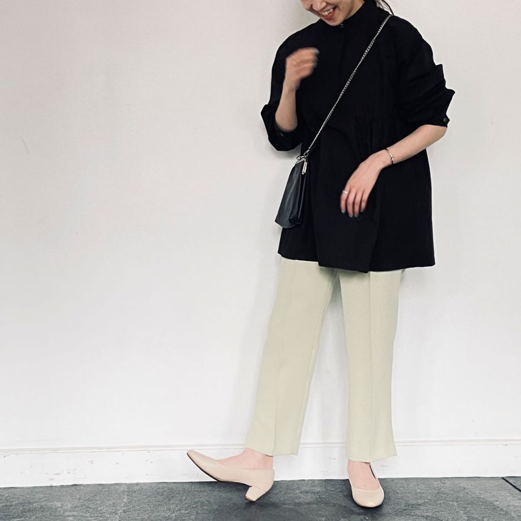 上半身はブラック、下半身は淡い色でメリハリをつけてオフィスコーデに華やかさをプラスしつつきちんと感も忘れずに◎ベージュパンプスはオフィスカジュアルには必須アイテム!着用画像のようにカラーアイテムにもばっちり馴染んでくれます。