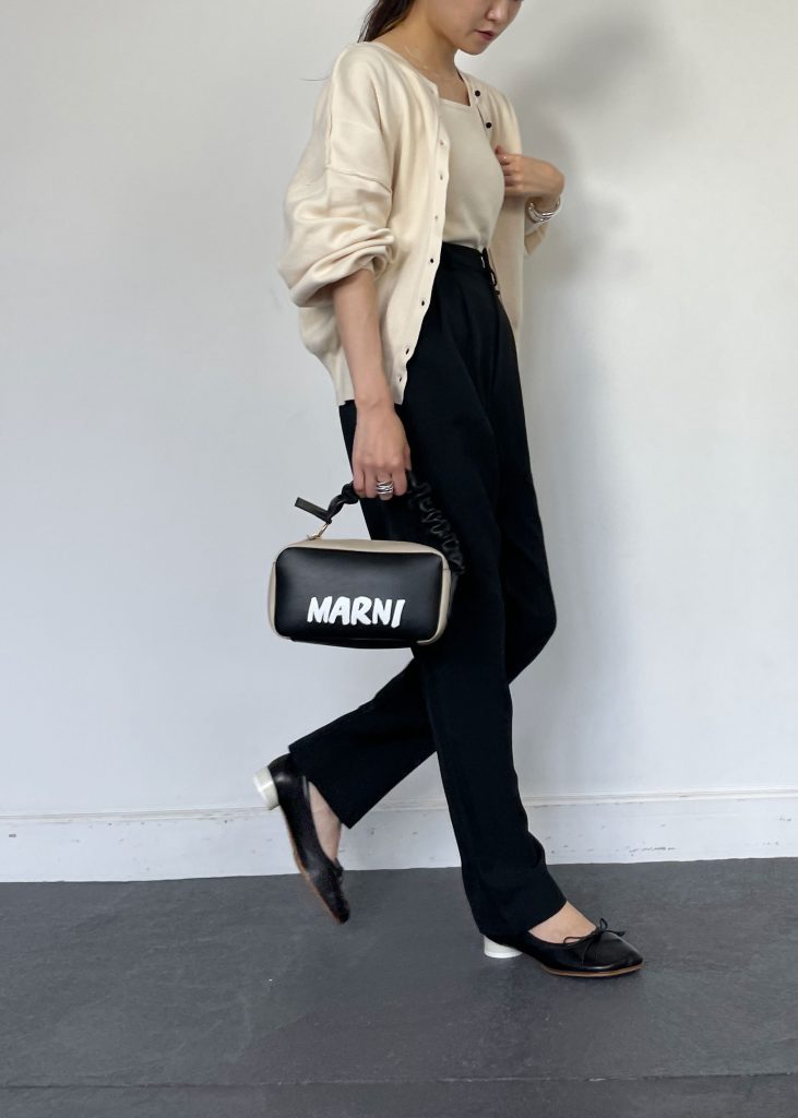 仕事も頑張りたいし、仕事終わりのお出かけも待ち遠しい。そんな日におすすめのオン・オフ兼用で着られるコーデは、トップスは同素材のアンサンブルできれいめに、ボトムスは少し緩めのテーパードパンツを合わせることで着崩したスタイルに。またコンパクトなサイズ感のミニバッグは、主張が強くなりすぎず、コーデにすっとなじむのも嬉しいポイント。