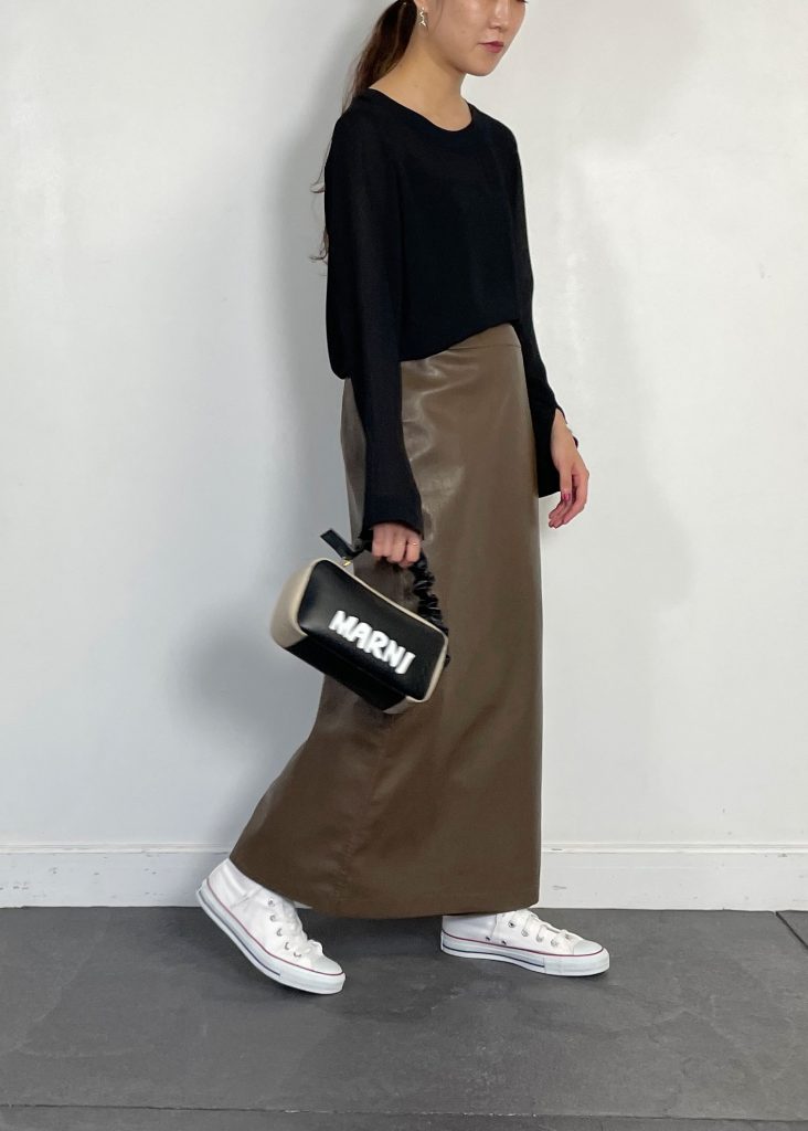 ブラックとブラウンで全体的にまとめ、素材をレザーや透け感が可愛いオーガンジーの異素材合わせで組み合わせたコーディネート。 小物はMARNI(マルニ)のロゴポシェットで上品に、足元はスニーカーで少し外してバランスをとって◎