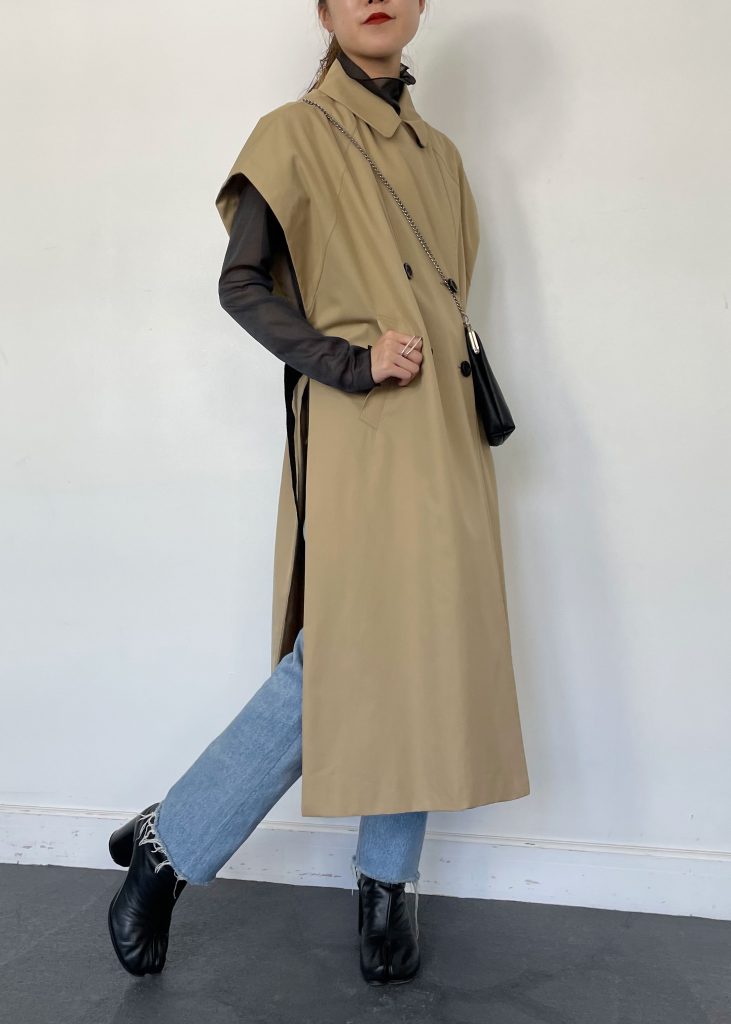 秋と言えばトレンチコートの出番！ トレンチベストはインナー次第でロングシーズン着回しできる、ENTOイチオシアイテム！ 9月下旬はシアー素材のトップスを重ね着して軽やかにし、また10月はロンTやニットなどと合わせると季節感ある着こなしを楽しんでいただけます◎