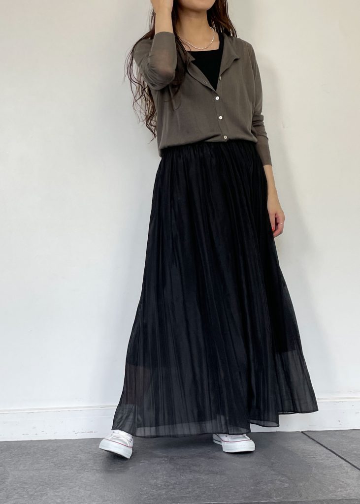 夏に活躍したテンセルカーディガンの前ボタンを閉めて、プルオーバーとして着用。 トップスはグレー、ボトムスはブラックと全体的に暗めなコーデも、カーディガンやスカートの透け感で軽やかさをプラスしました。