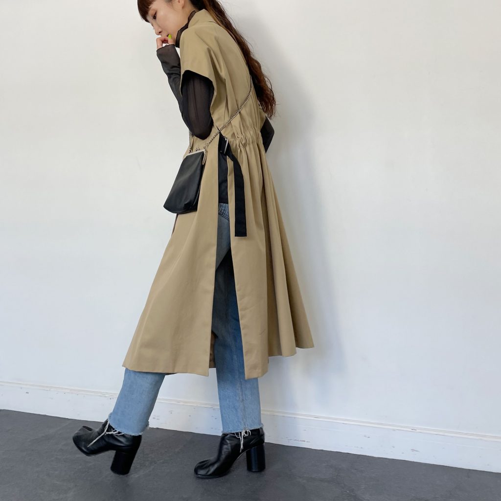 サイドが大きく開いたトレンチベストは、透けトップスを合わせる事でアクセントにもなりトレンド感のある着こなしに。 トレンチベストとデニムパンツのカジュアルな着こなしも、透けトップスや小物は黒で統一したことでバランスがとれて◎