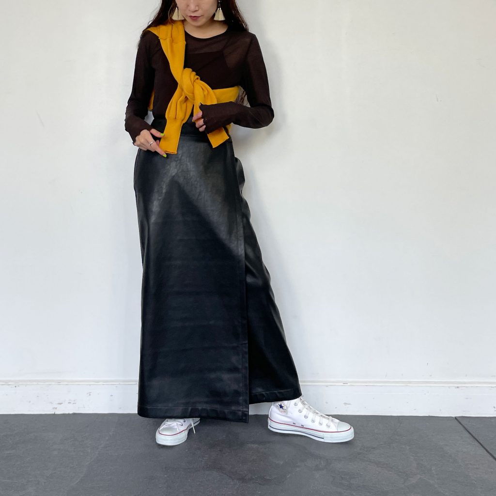 透け感が可愛いトップスを主役使いにレザースカートの異素材合わせで軽やかな印象に。 マスタードカラーのカーディガンをたすき掛けして季節感を意識しつつ、寒くなると羽織って防寒対策として使うのもオススメ◎
