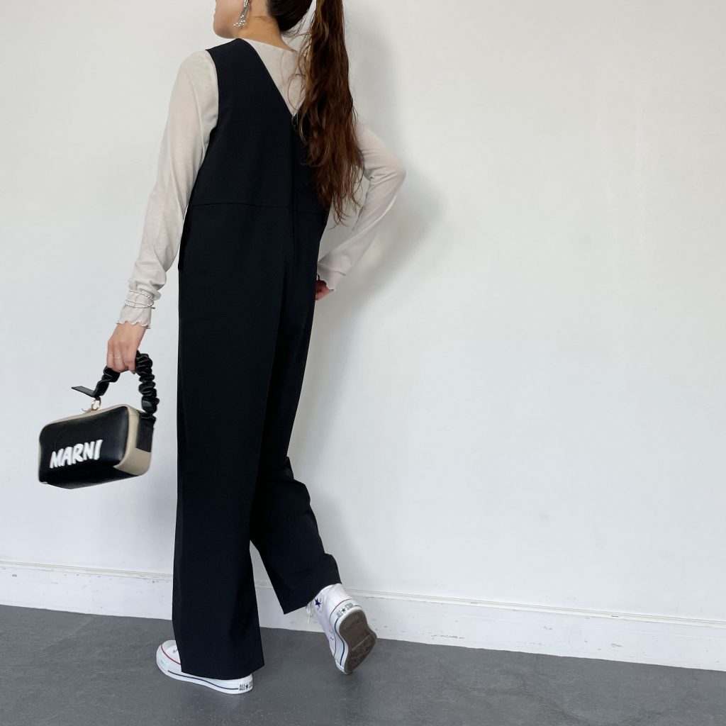 ノースリーブのオールインワンにシアーメロートップスを重ね着したモノトーンコーデ。 通気性に優れた透けトップスは、9月上旬などの残暑が残る秋口からも着ていただけます。 またストレッチも効いているので重ね着をしやすく、寒くなると長袖合わせなどもオススメです◎