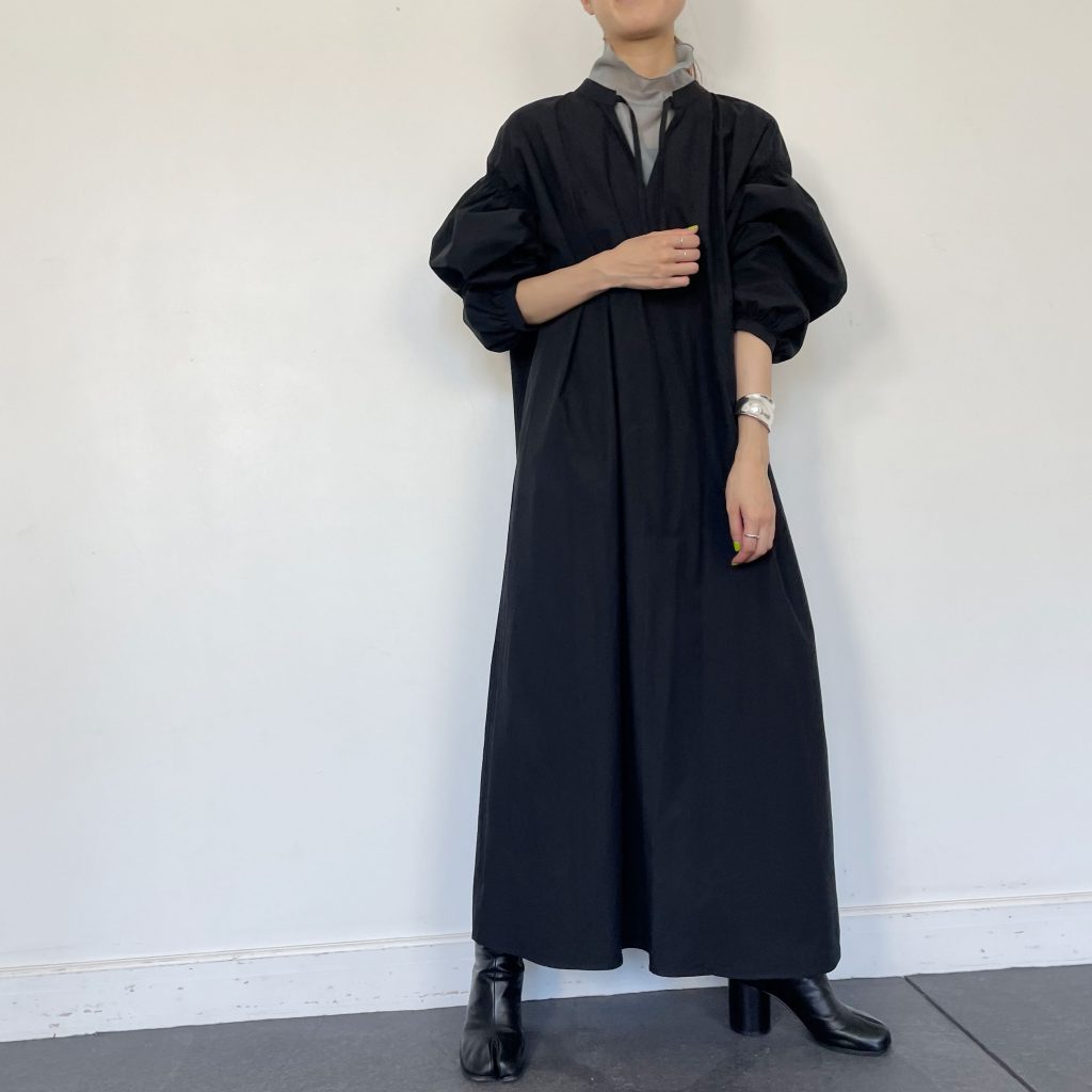 2021年秋冬トレンドのカフタンワンピース。 袖にはパフスリーブデザインやシャーリングを施したりとさりげないアクセントになってくれ、リラクシーな着こなしながらも1枚でもサマになるワンピース。 透けトップスはハイネックでチラ見せ使いし、スモーキーリーフ(グリーン)カラーで上品な印象に◎