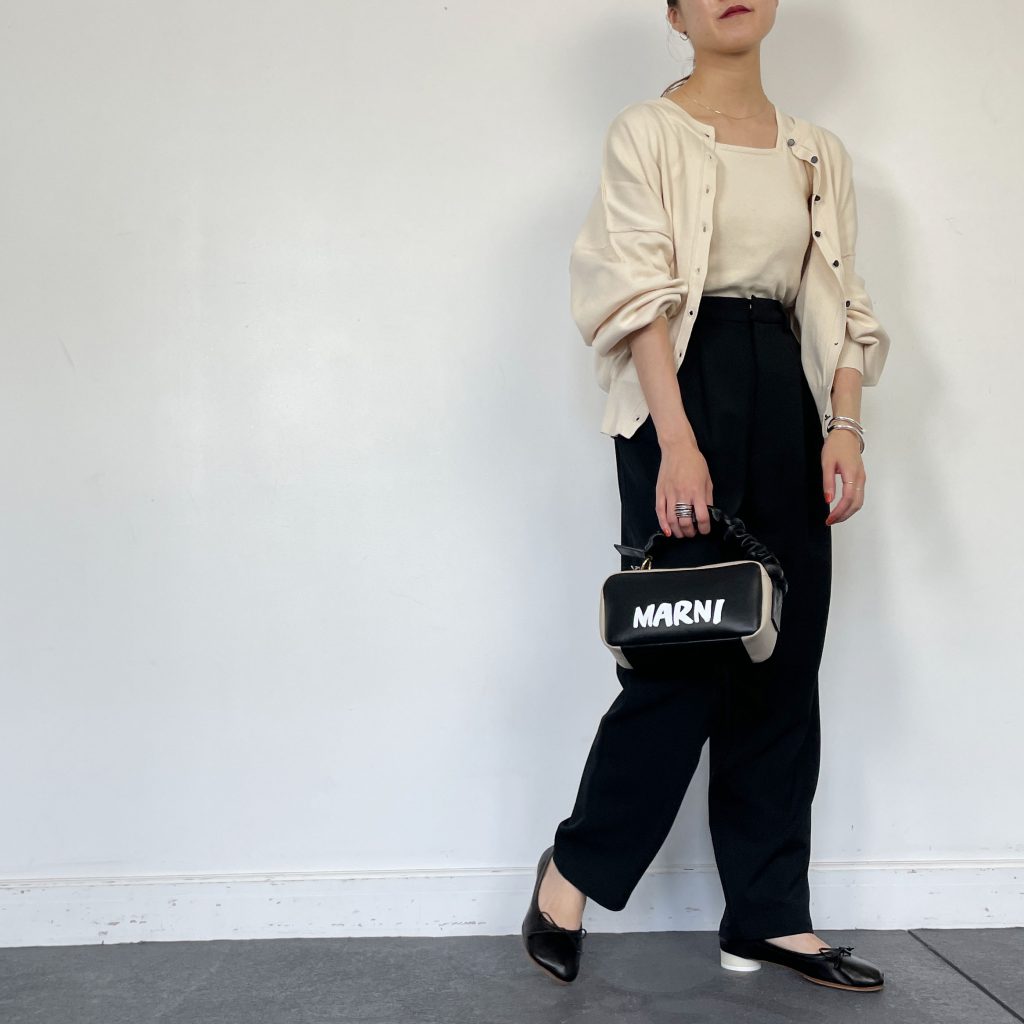 タンクトップとカーディガンをアンサンブル使いで。 色味を統一することでコーデにまとまりが出て、ボトムスにはブラックカラーのパンツを合わせることでより落ち着いた雰囲気に。 コーデが決まらない時は、色味をまとめてみるのがオススメ◎