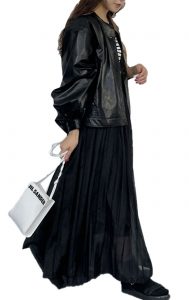 ENTO(エント)レディースアパレル通販サイト2021年秋冬コレクション、レザージャケットにオーガンジースカートを合わせたオールブラックコーデ