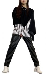 ENTO(エント)レディースアパレル通販サイト2021年秋冬コレクション、ボーダーロンTにアシメポンチョを羽織ってレザーパンツを合わせたコーディネート。