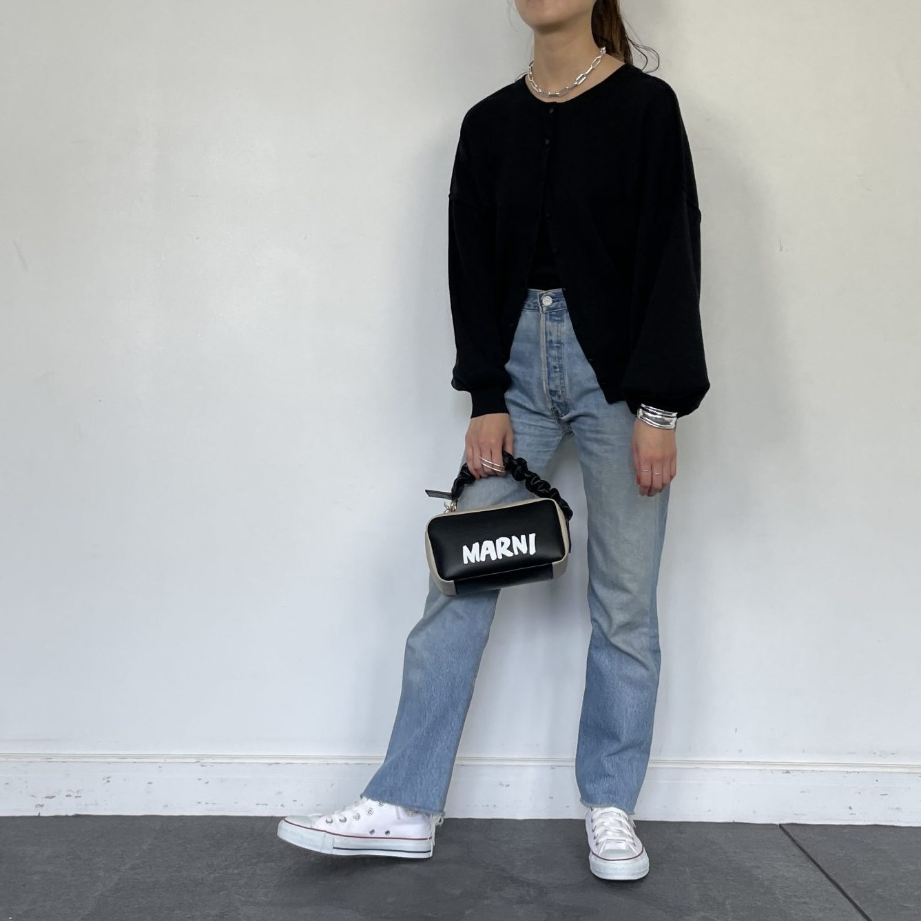 10月中旬になると、日中は過ごしやすい快適な気温に。 ですが羽織は必須になってくるので、ニットカーディガンなどをアウター代わりに使うと◎ ボトムスにはデニム、靴にはスニーカー合わせでラフに着崩した大人のカジュアルコーディネートに。