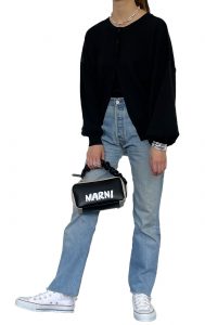 ENTO(エント)レディースアパレル通販サイト2021年秋冬コレクション、2WAYドルマンカーディガンとスクエアタンクトップのアンサンブル。