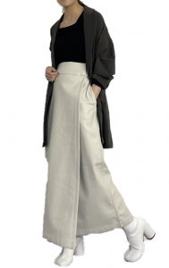 ENTO(エント)レディースアパレル通販サイト2021年秋冬コレクション、テーラードジャケットにレザースカートを合わせたフェミニンスタイル