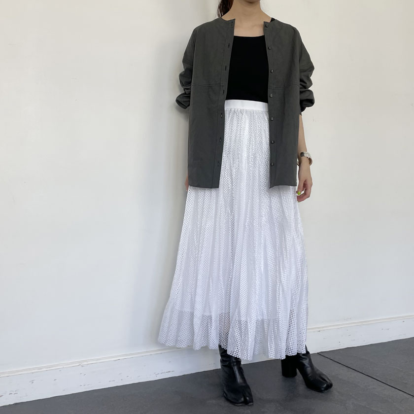 軽めのシャツジャケットをさらっと羽織ってアウター変わりに。 モノトーンコーデを、メッシュスカートとアクセサリーでアクセントをつけて◎ 秋は羽織として、冬はアウターを重ね着をしたりと、ロングシーズン活躍するアイテムです。