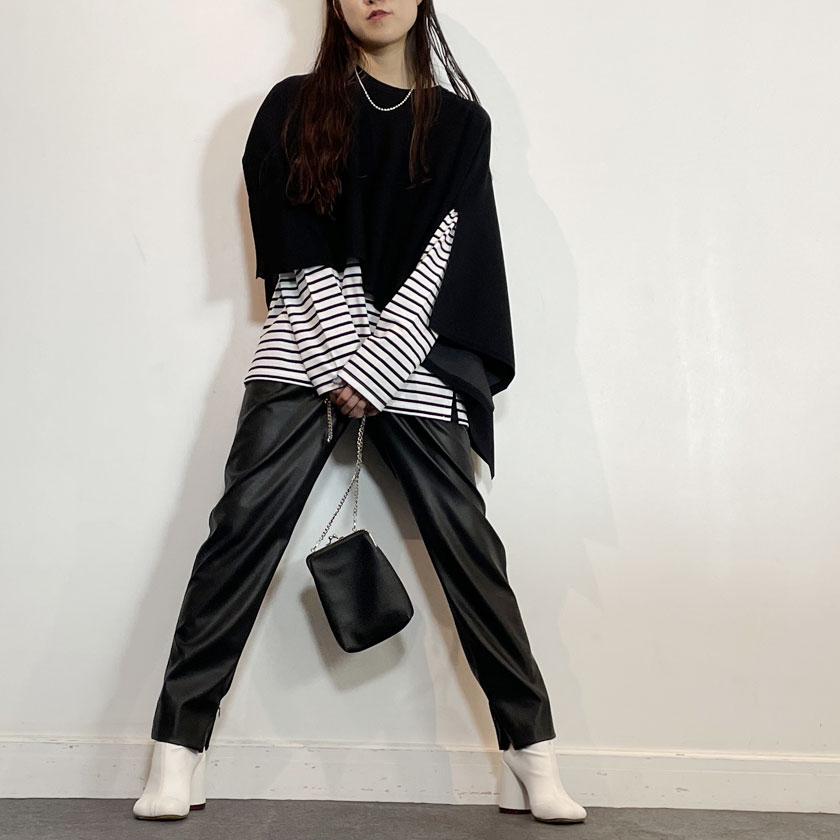 ロンTだけだと朝晩は冷え込むので、ポンチョを羽織っておしゃれに体温調節して◎ いよいよ秋本番の10月は、レザーアイテムを楽しめる季節なので、ボトムスにはエコレザーパンツを合せて季節感を取り入れたコーデに。