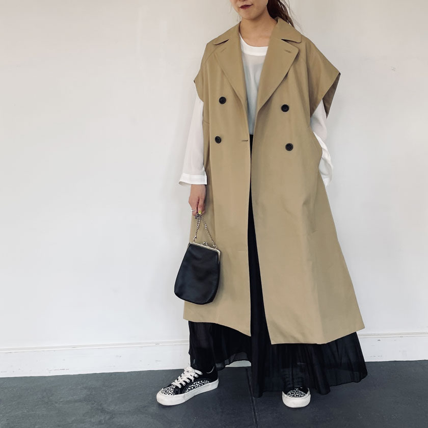 10月下旬はトレンチコートが楽しめる季節！ 2021年秋冬ENTOイチオシのトレンチベストは、気温に合わせて中を変えるだけでロングシーズン着られて、季節感のあるコーディネートを楽しめられるおすすめアイテム。 モノトーンでシアー感のあるブラウスとスカートを合わせたキレイ目コーデに、ベージュのトレンチベストを羽織ってカジュアルダウンさせた大人のきれいめカジュアルコーデに。