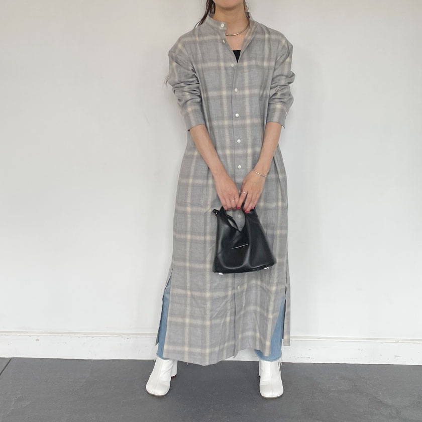 10月上旬は25度を超える日があったりと、日中はまだ少し暑いと感じる気温。 インナーには半袖を合わせ、季節感を取り入れるためにチェックロングシャツを秋アウター代わりで羽織ると◎ 夏の服装と秋の羽織をうまく組み合わせたコーディネートがおすすめです。