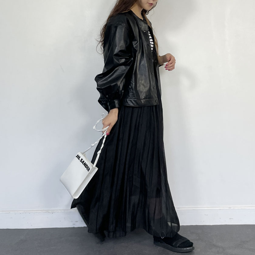 10月下旬は本格的に寒くなってくるので、エコレザーブルゾンを取り入れて秋コーデを楽しんで。 オールブラックコーデですが、インナーにはボーダー柄、スカ―トには透け感があるオーガンジースカートを合わせて軽やかに。 11月になると、インナーをニットに変えてレザーブルゾンを羽織ると◎