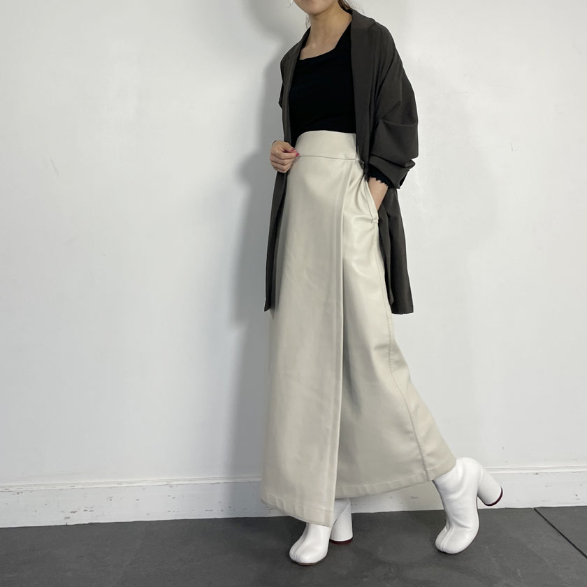 ホワイトとチャコールの柔らかなトーンでまとめたコーディネート。 ロンTだけだと肌寒く感じる10月中旬は、2021年秋冬トレンドのオーバーサイズジャケットと、タイトめなレザースカートを合わせて全体的にバランスをとって◎ トレンドを取り入れつつ、秋服を楽しめられるコーディネートです。