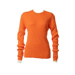ENTOオンラインショップで取り扱いのあるオレンジカラーのニットは、袖口のレイヤードデザインがポイント。重ね着をしなくても簡単に重ね着をしているおしゃれなスタイリングに仕上がります。鮮やかなオレンジカラーで暗くなりがちな秋冬コーデも華やかに◎