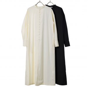 2022年春夏クルミ釦ロングシャツは、ホワイト・ブラックの2色展開です。