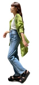2022年春夏レディースアパレルブランドENTO(エント)ノーカラーオーバーサイズシャツグリーンカラーを羽織りで着用