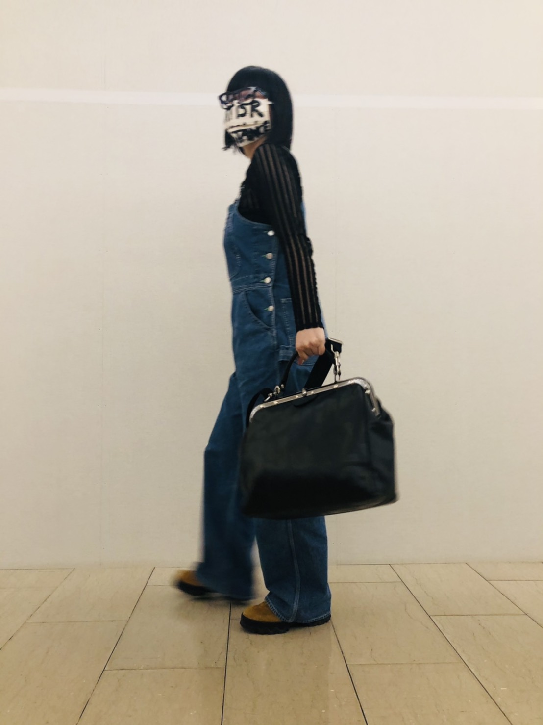 【NACOPARIS】のペイントマスクに【HOLIDAY】のデニムオーバーオール【BFLORENCEBAG】を合わせて