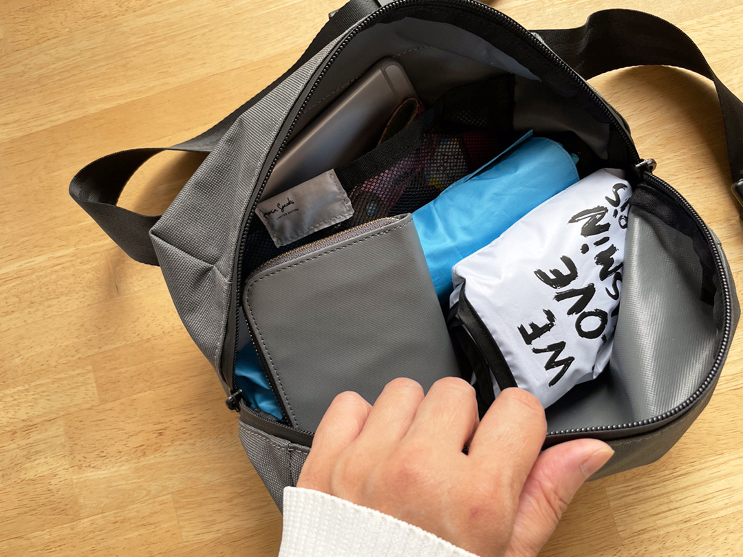 たっぷり容量のボディバッグ、内ポケット付きで小物が迷子になりにくい