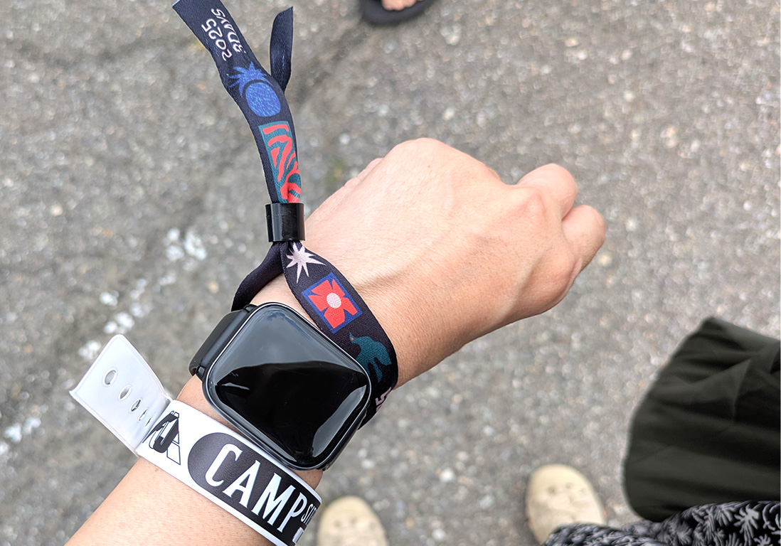 苗場到着後のフェス会場でリストバンドを装着した腕