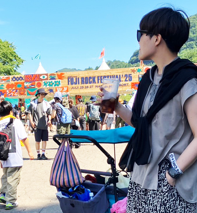 ペラクスパンツを着用した夏フェスの昼コーデ