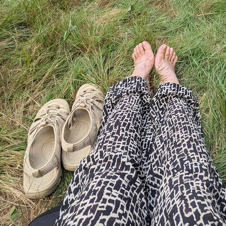 ペラクスパンツを着用した夏フェスの昼コーデ