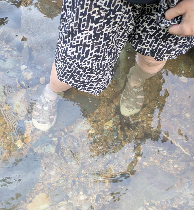 ペラクスパンツをたくし上げて川に入っている様子