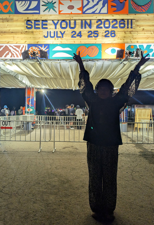 最終日のゲートの前で。朝昼夜、炎天下も突然の大雨も、pelaqで大正解でした。