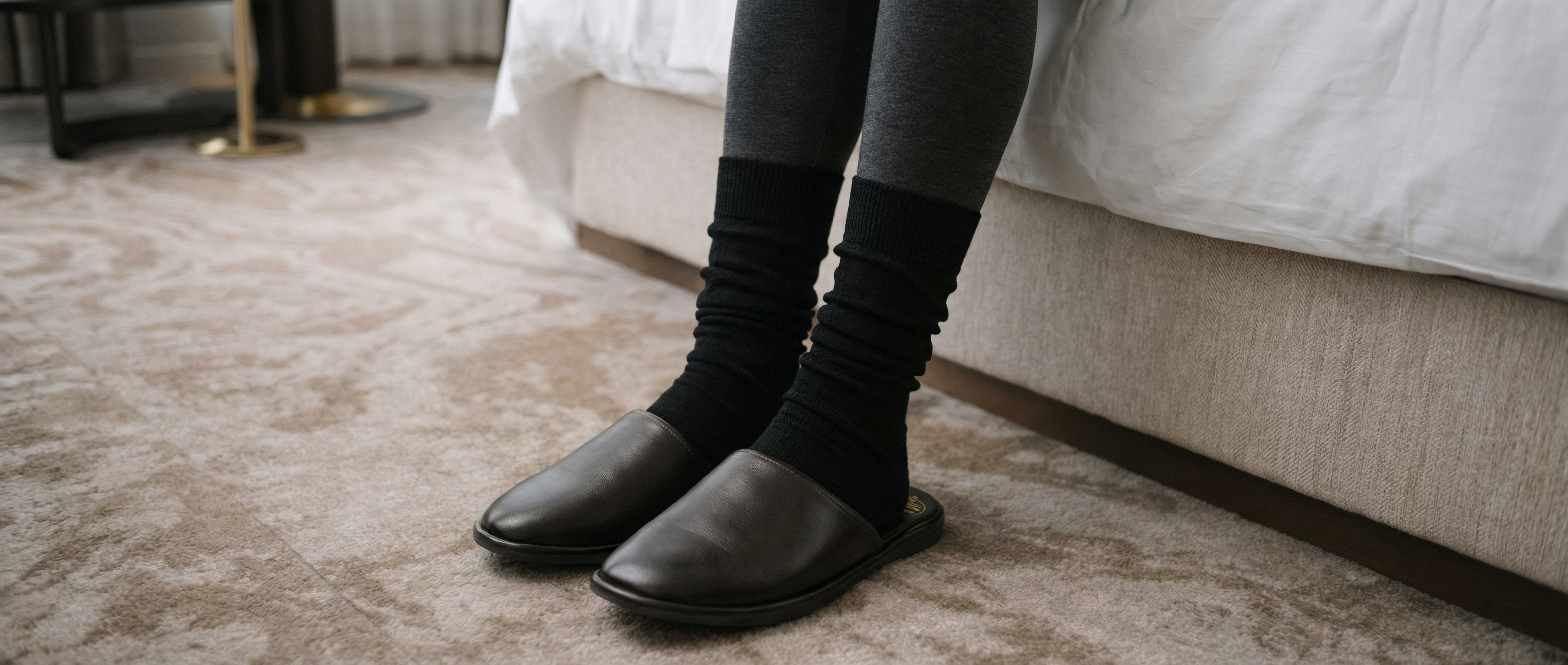 黒・チャコール・ベージュのレギンスが並ぶ実用カット。窓からの光。文字なし。