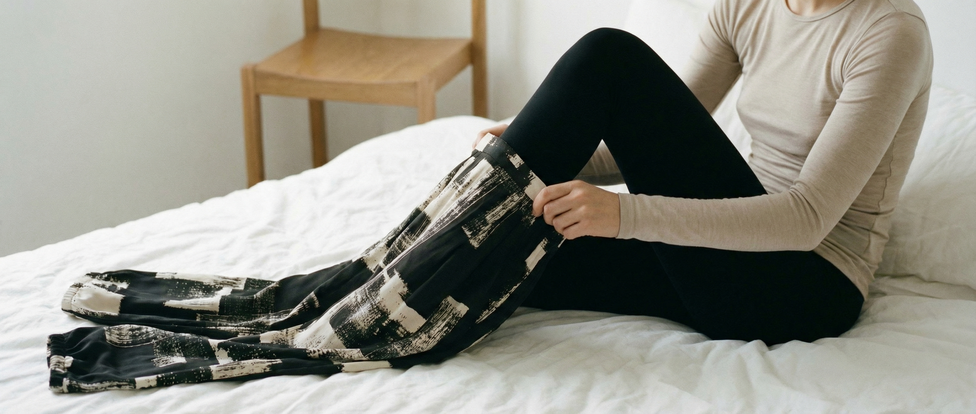 フラットレイ：ウールニット、パンツ、綿混レギンス、ポリエステル系レギンスを整然と並べた写真。文字なし。