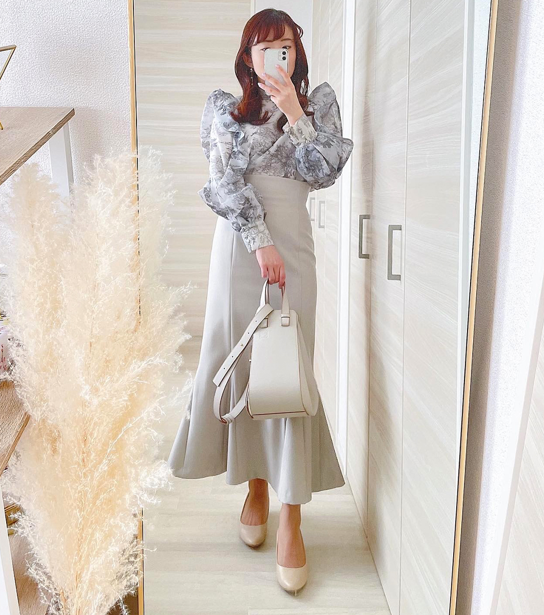 流行のマーメイドスカートとボリュームスリーブブラウスにポインテッドトゥの4cmヒールパンプスを合わせてきちんと感を演出。