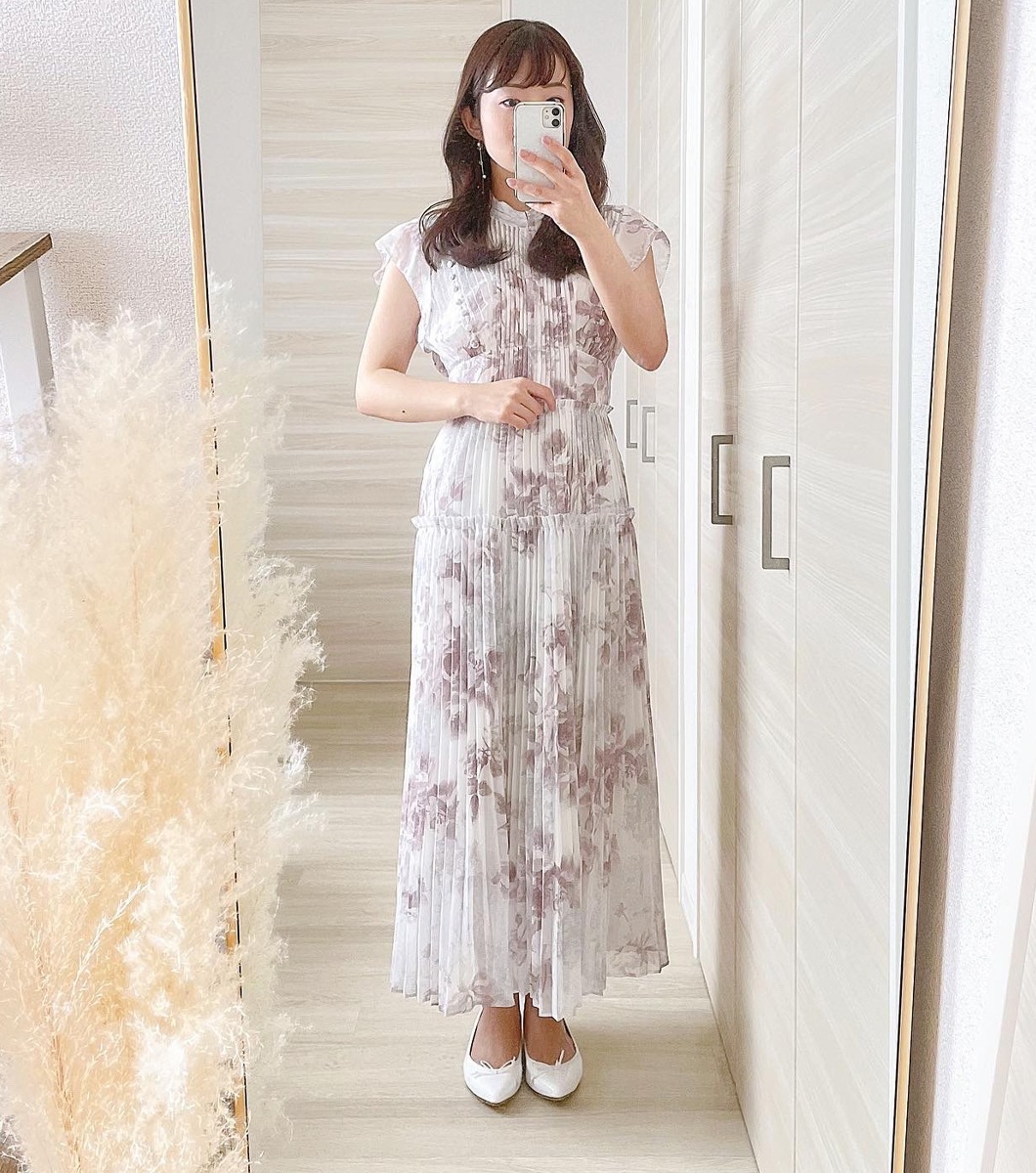 甘めテイストの水彩画風の花柄ワンピースにあえてフラットのポインテッドトゥバレエシューズを合わせることで抜け感のあるコーディネートに。