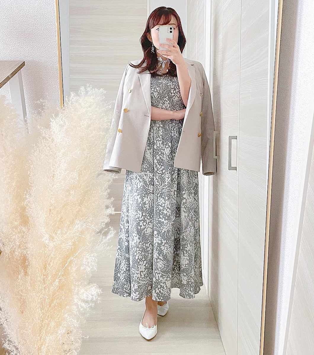 オフィスコーデにも対応できるダブルジャケットをワンピースに、かっちり感が出すぎないようにホワイトのぺたんこバレエシューズを合わせた上品なコーディネート。