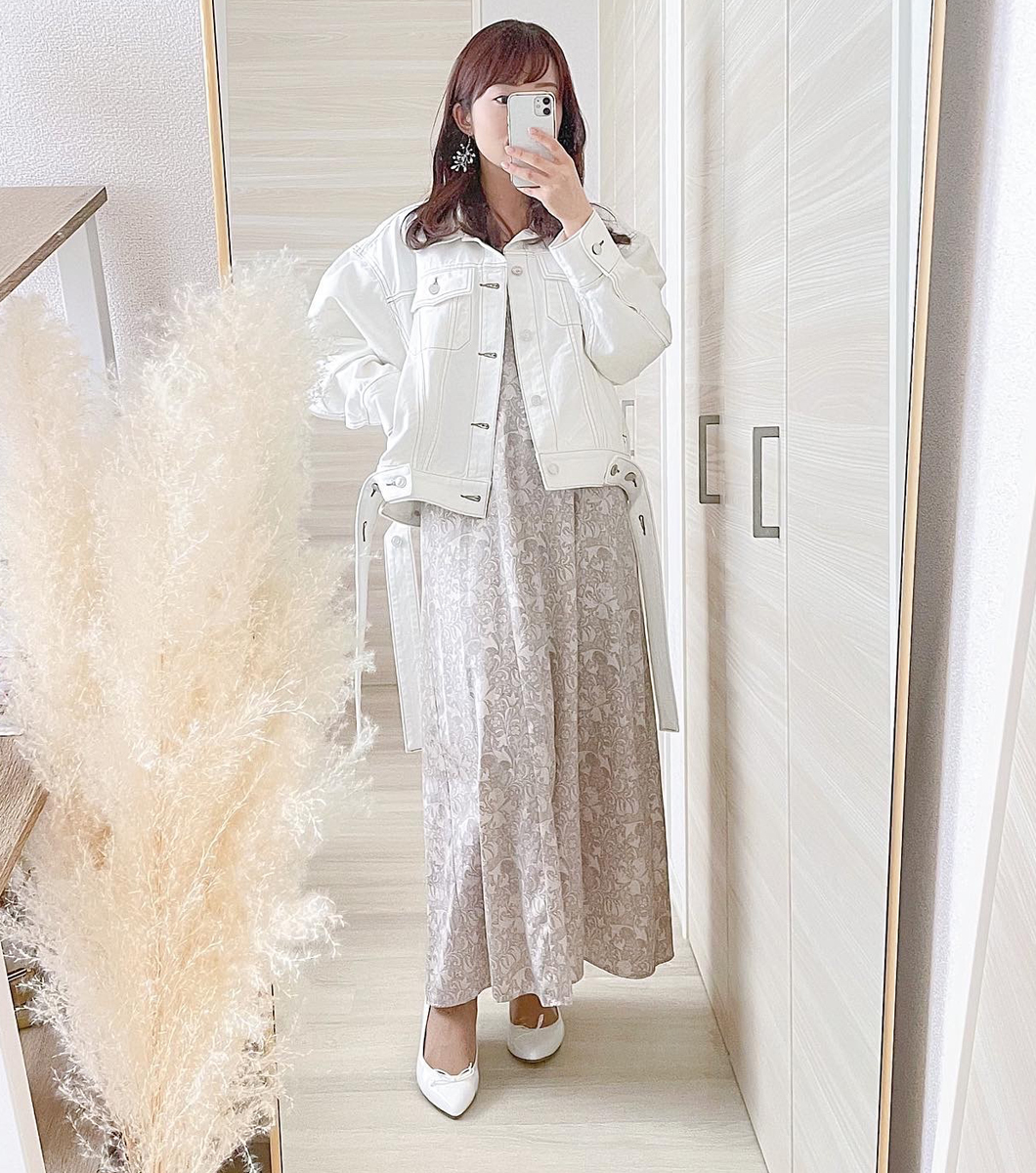 足元のバレエシューズとデニムGジャンのホワイトをカラーリンクさせたカジュアルフェミニンなコーディネート。