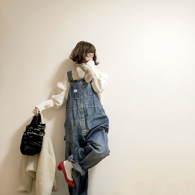 カジュアルなデートには、オーバーオールにフリルのニットとホワイトのボアジャケットで甘辛Mixコーデ。ポイントにはファーショートマフラーを。